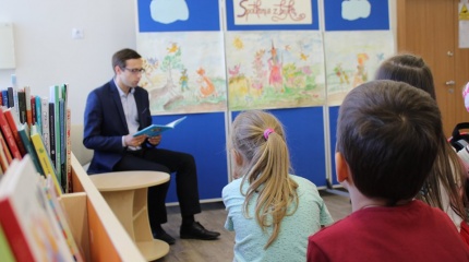 Šalčininkų viešosios bibliotekos Vaikų literatūros skyriuje vyko akcija „Tėčiai skaito vaikams“