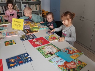 Wycieczka przedszkolaków w bibliotece
