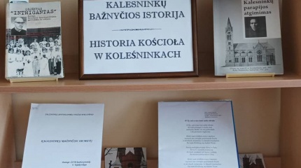 Purvėnų bibliotekoje eksponuojama paroda „Kalesninkų bažnyčios istorija“