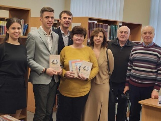 Józef Szostakowicz oraz Daniel Dowejko przekazali do muzeum Anny Krepsztul w Taboryszkach obraz