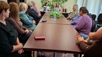 Przedstawiciele „ELVIS“ w bibliotece w Koleśnikach